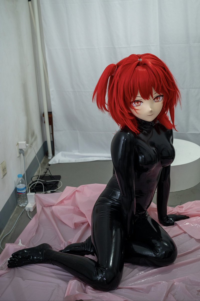 好久没发推了 偷偷发一张
黑胶红苹果🍎～
#kigurumi #新约能天使 #latex