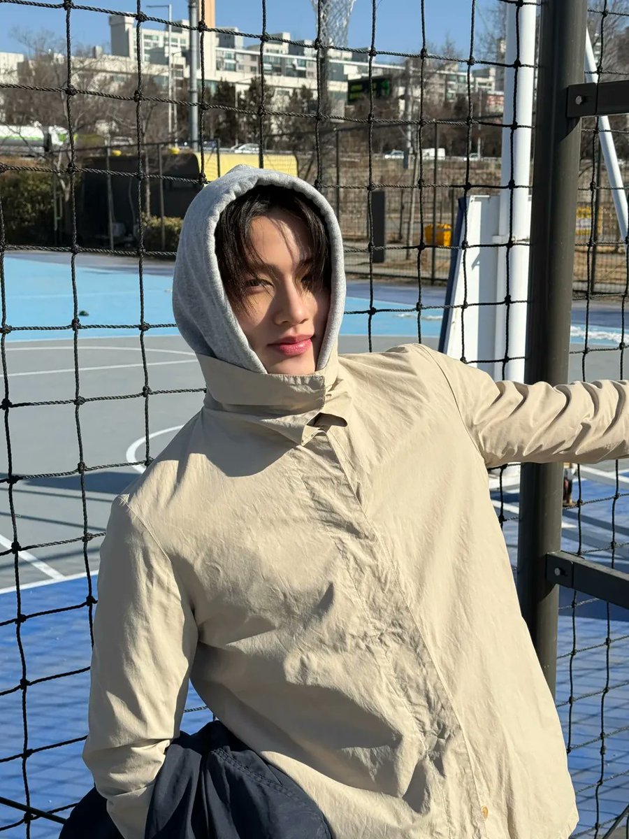 sdangwon's tweet photo. This was the last straw for acting cool, because this is exactly what happens when you go outside without checking the weather notice! Even after switching to my burrito version, the weather and the breeze still hit harder. A cool version, literally, I guess.. 🧐 https://t.co/fWQOoZiwjH