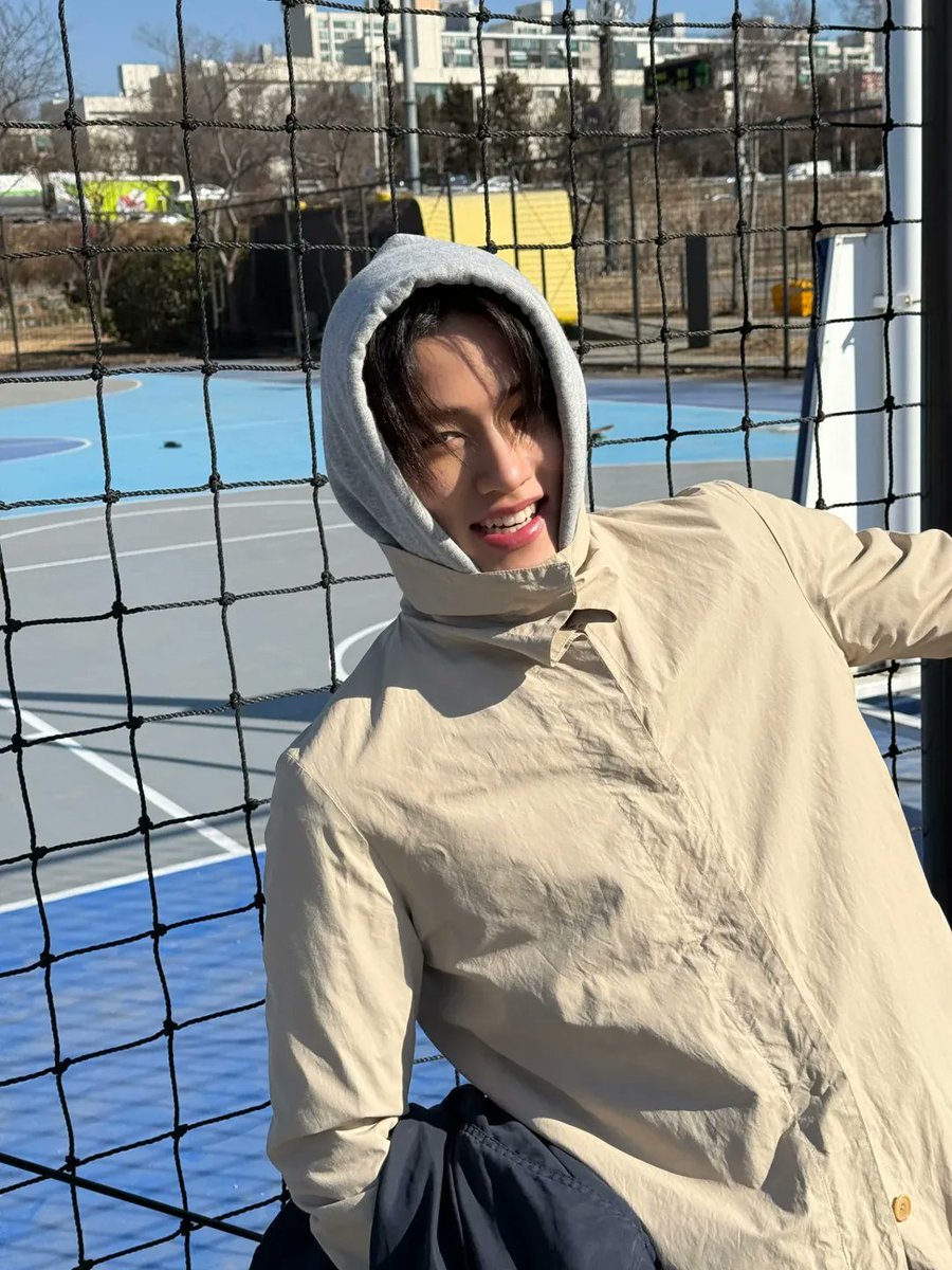 sdangwon's tweet photo. This was the last straw for acting cool, because this is exactly what happens when you go outside without checking the weather notice! Even after switching to my burrito version, the weather and the breeze still hit harder. A cool version, literally, I guess.. 🧐 https://t.co/fWQOoZiwjH