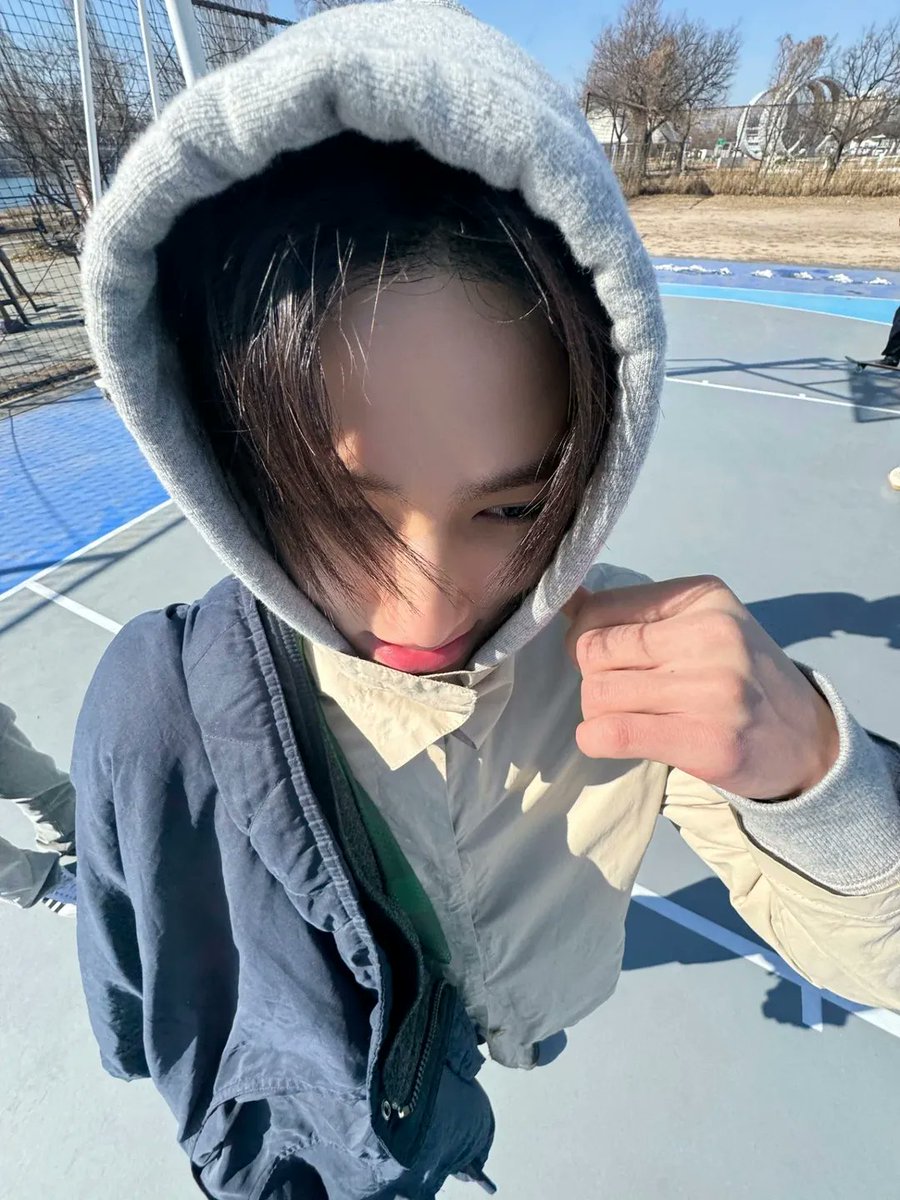 sdangwon's tweet photo. Have you seen someone this attractive this close? Jokes aside, the weather was actually wild when we stepped outside and the breeze hit. Not wanting to lose the moment, you can tell I was trying not to freeze just to keep it going here or making you frozen by my look :p https://t.co/DTGWQWwGmn