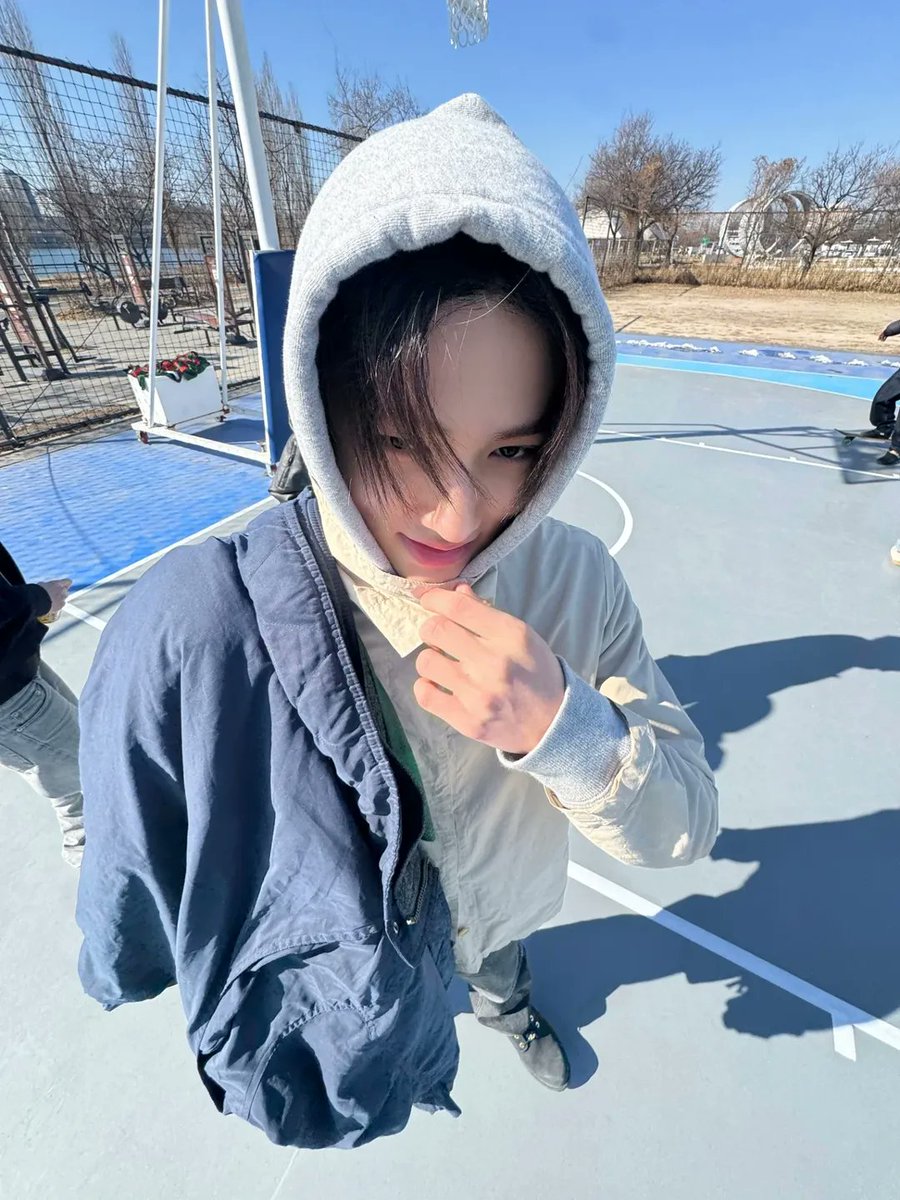 sdangwon's tweet photo. Have you seen someone this attractive this close? Jokes aside, the weather was actually wild when we stepped outside and the breeze hit. Not wanting to lose the moment, you can tell I was trying not to freeze just to keep it going here or making you frozen by my look :p https://t.co/DTGWQWwGmn