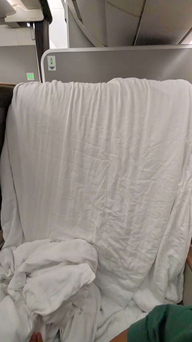 RwithAnH's tweet photo. @SingaporeAir  look! This seat doesn't even have a seat cover when so many people use it and they expect customers to lie down and put their faces on them. I asked them to place a blanket. Is this business class type of service!?? #badbusinessclass https://t.co/UMkOHyAwDL