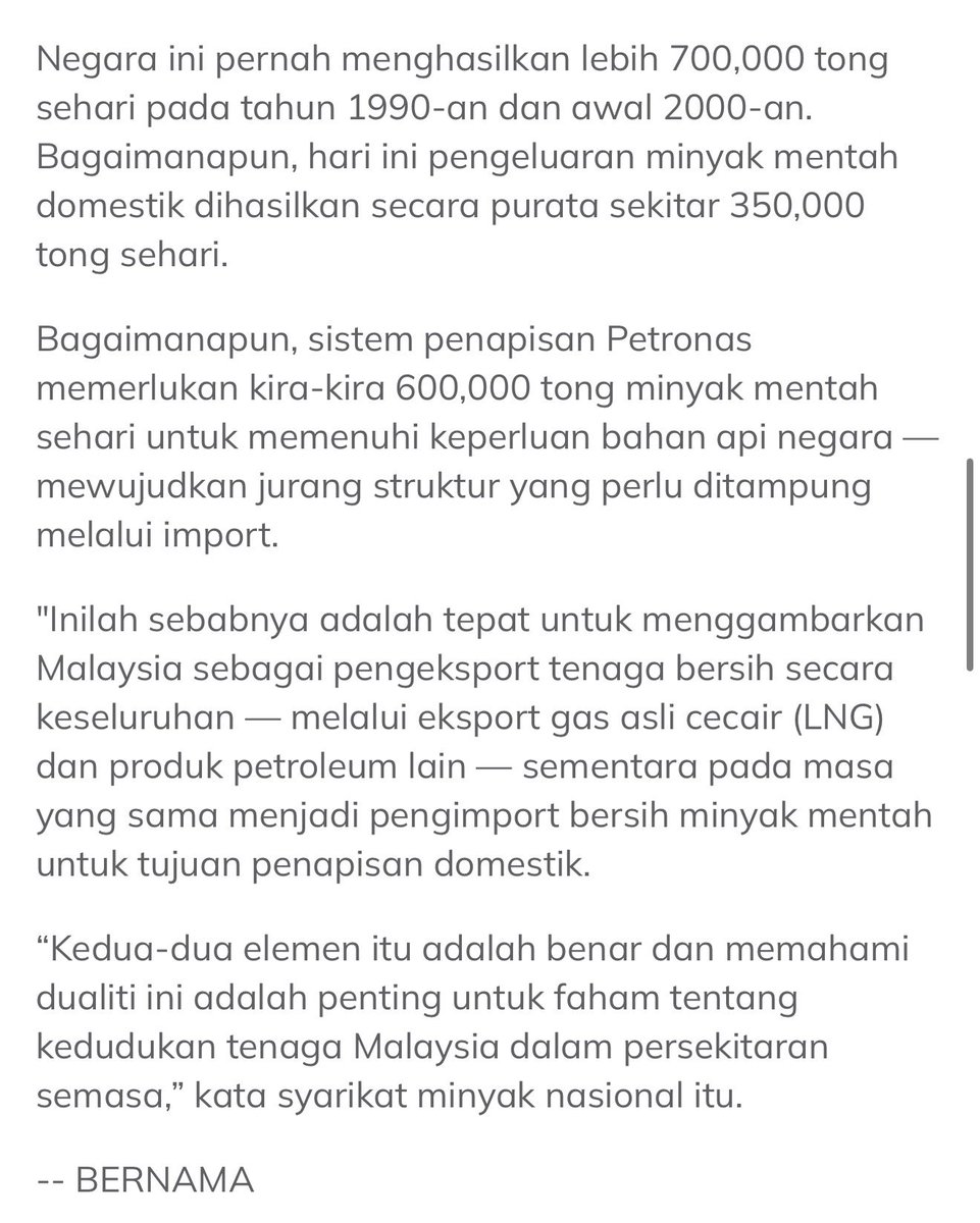 syahir's tweet photo. Petronas keluarkan kenyataan pagi ini. Isi penting: 

1. Kenaikan harga minyak mentah bukan bermaksud keuntungan Petronas meningkat secara langsung kerana kos-kos berkaitan pengeluaran petroleum dan produk petroleum juga akan meningkat

2. Impak kewangan ke atas Petronas lebih kompleks dan tidak semudah pengiraan kenaikan hasil yang dijangka

3. Kenaikan harga minyak meningkatkan hasil huluan (upstream) tetapi memberi tekanan kepada kos hiliran (downstream)

4. Rakyat Malaysia tidak perlu panik dan perlu yakin dengan langkah yang sedang diambil Kerajaan

5. Pengeluaran minyak mentah Malaysia secara konsisten berkurang setiap tahun di mana Malaysia pernah menghasilkan 700 ribu tong sehari pada tahun 90-an yang kini hanya tinggal 350 ribu tong sehari. 

6. Manakala sistem penapisan (refinery) memerlukan 600 ribu tong minyak mentah sehari untuk memenuhi keperluan domestik di mana jurang itu ditampung import minyak mentah dari luar 

7. Malaysia adalah pengeksport tenaga (minyak + gas) bersih, tetapi pengimport bersih minyak (import melebihi eksport).