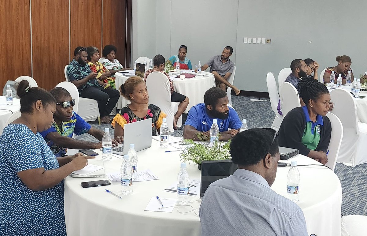 UNDP_Pacific's tweet photo. Locally led solutions for resilient communities 🇻🇺

#Gov4Res Small Grants Initiative Phase 2 launches in Vanuatu, advancing clean energy, biodiversity, food systems and women’s economic empowerment for 6 CSO's.

Supported by @MFATNZ @koicafiji @ukinfiji @AusHCVanuatu @Sida https://t.co/DxeJmc9iOb