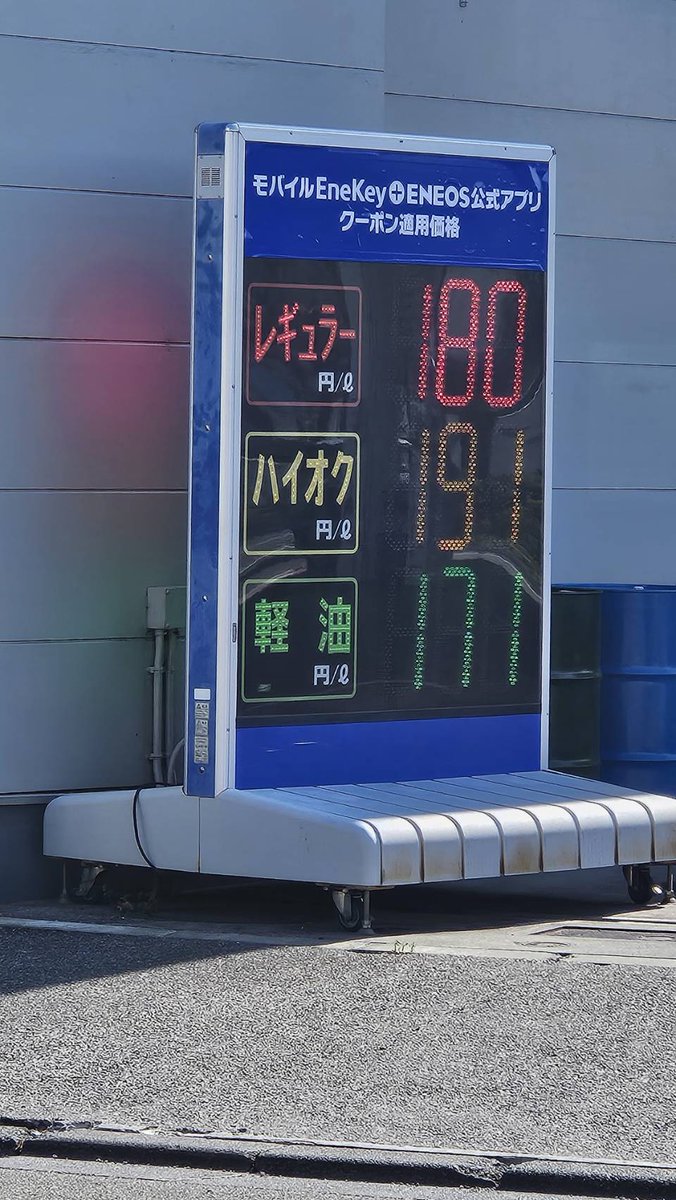 しんじ tweet media
