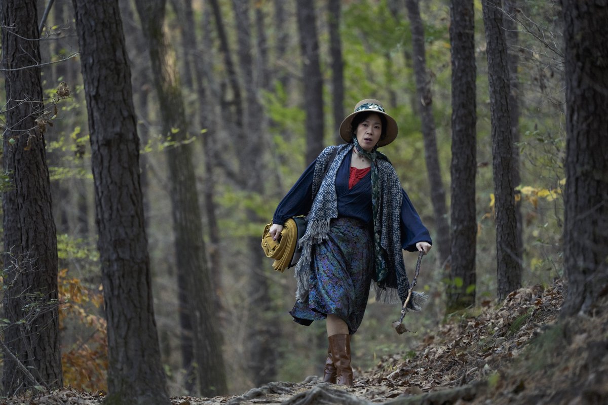◤#しあわせな選択
　 映画クイズ #4 ◢

難易度：★★★☆☆

マンスがボムモの後を尾行したとき、
ボムモが森で手に入れたものとはー？

ヒントは、森でボムモとアラの
会話が始まるあのシーン👀

気づいた方は、リプライ or 引用RPで
あなたの推測を教えてください‼️