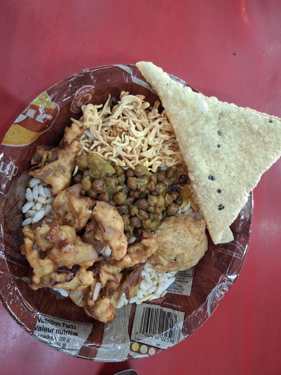 VinoBhojak's tweet photo. देवघर झारखंड का प्रसिद्ध चटपटा नाश्ता #मिक्सरमुड़ी (झालमुड़ी) ...!!

यह  नाश्ता मुड़ी (मुरमुरे), सरसों तेल,  मूंगफली और प्याज के साथ बनाया जाता है। इसके साथ कुरकुरे पकौड़े, सब्जी और #पापड़ को मिलाकर परोसा जाता है...!!

#Foodie #breakfast #Deoghar 
#StreetFood #India #Jharkhand