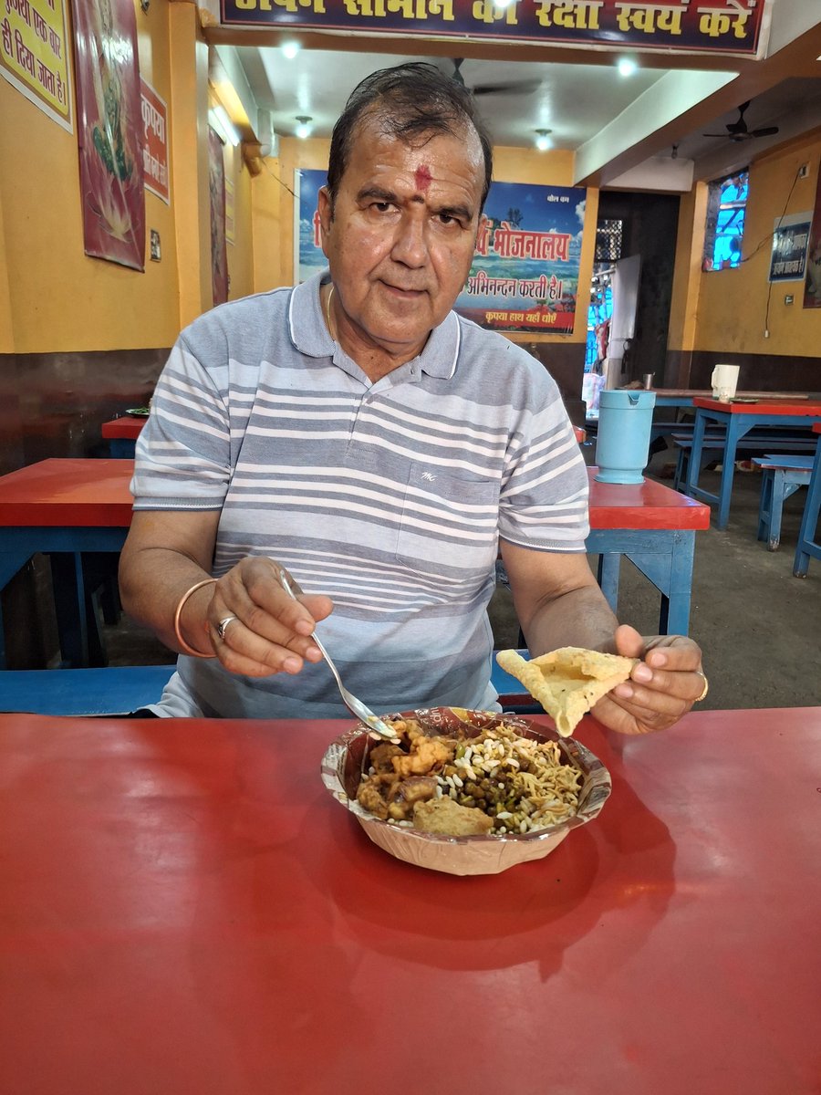 VinoBhojak's tweet photo. देवघर झारखंड का प्रसिद्ध चटपटा नाश्ता #मिक्सरमुड़ी (झालमुड़ी) ...!!

यह  नाश्ता मुड़ी (मुरमुरे), सरसों तेल,  मूंगफली और प्याज के साथ बनाया जाता है। इसके साथ कुरकुरे पकौड़े, सब्जी और #पापड़ को मिलाकर परोसा जाता है...!!

#Foodie #breakfast #Deoghar 
#StreetFood #India #Jharkhand