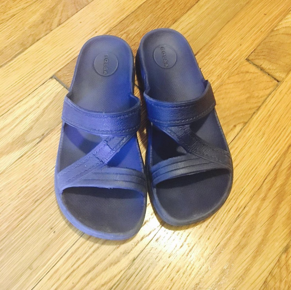 دمپایی

کرمان عصریک پنج شنبه  سال۱۳۸۳، سرشب، فردا با قطارعازم تهرانم که شنبه برم واسه ثبت نام دانشگاه. کل خانواده کمر بستن به چپوندن کلی‌ لباس و جزوه و سبزی خشک و قوتو و کماج و سایر خوراکی ها توی ساک که تقریبا داشت منفجر میشد. وسط اعتراضای من که اینو نمیخوام، اونو نمیخوام و اصرار