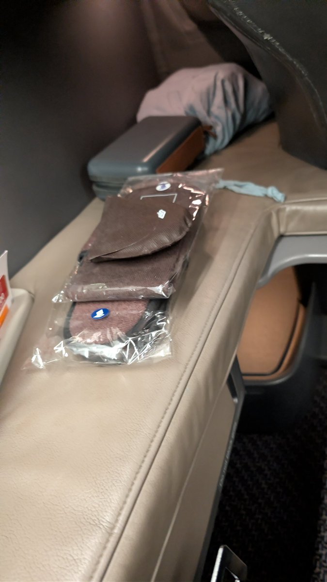 RwithAnH's tweet photo. @SingaporeAir look! Most airlines offer amenities for their business class passengers. I HAD TO ASK MID FLIGHT! And lo and behold the thinnest amenity kit of all of the business class of major airlines. Truly not worth anyone's penny #overratedbusinessclass #businessclass #travel https://t.co/OptJvCTEKY
