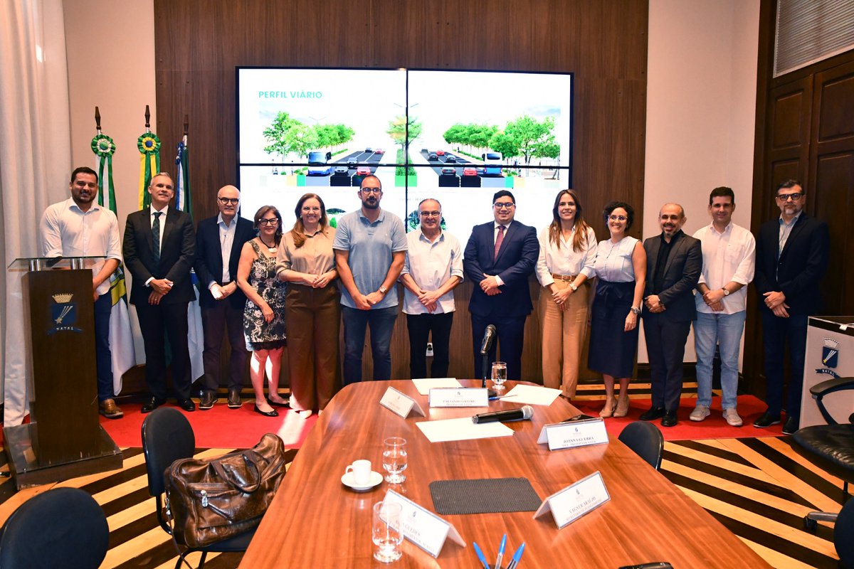 fvagner's tweet photo. O prefeito de Natal, Paulinho Freire, recebeu o especialista sênior em transportes do Banco Mundial, Carlos Bellas Lamas, na tarde desta quarta-feira (11), no salão nobre do Palácio Felipe Camarão, para uma reunião estratégica voltada à apresentação e discussão de uma carteira de projetos estruturantes de médio e longo prazos para a capital potiguar. Os projetos são divididos em três eixos.

Para Paulinho, o diálogo com organismos internacionais é fundamental para viabilizar projetos estruturantes que possam transformar Natal de forma planejada e sustentável.“O encontro com o Banco Mundial é um passo importante para fortalecer o planejamento estratégico de Natal. Estamos apresentando projetos que pensam a cidade para o futuro, com mobilidade mais eficiente, infraestrutura resiliente e valorização das nossas áreas turísticas. Nosso compromisso é buscar parcerias e investimentos que contribuam para desenvolver ainda mais o município e melhorar a qualidade de vida da população”, destacou o prefeito.

Durante a reunião, o chefe do Executivo natalense apresentou ao representante do Banco Mundial um conjunto de propostas organizadas em três eixos estratégicos. O primeiro trata da mobilidade urbana sustentável, com propostas de reestruturação dos principais corredores viários da cidade, implantação de faixas exclusivas para ônibus, ampliação da malha cicloviária, além da modernização e progressiva eletrificação da frota do transporte público coletivo.

O segundo contempla ações de macrodrenagem e resiliência urbana, com obras voltadas ao enfrentamento de alagamentos históricos em áreas críticas da cidade, especialmente nas zonas Oeste, Norte e Sul. Dentre as iniciativas, estão a ampliação de galerias de drenagem, criação de novas lagoas de captação e retenção e a implantação de soluções baseadas na natureza para o manejo das águas pluviais.

Por fim, o terceiro eixo envolve projetos de urbanização e requalificação da orla marítima e fluvial, além de áreas de interesse turístico. As propostas incluem reurbanização de calçadões, ciclovias e equipamentos de lazer, melhoria da acessibilidade, controle da erosão costeira e integração desses espaços ao sistema de mobilidade urbana da cidade.

O especialista do Banco Mundial, Carlos Bellas, agradeceu a receptividade da gestão municipal e destacou a importância do diálogo para avançar em soluções estruturantes para a mobilidade urbana. “Para nós, do Banco Mundial, é muito importante avançar na melhoria da mobilidade urbana das diferentes capitais e cidades importantes do Brasil. Acredito que hoje saímos desta reunião com um passo importante, com a aprovação do prefeito para iniciarmos o trabalho de preparação de um futuro pleito de financiamento junto ao Banco Mundial. A ideia é estruturar projetos que possam ajudar a resolver grande parte dos desafios de mobilidade da cidade, especialmente na Zona Norte de Natal”, afirmou Bellas.