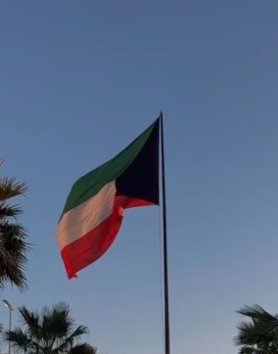 حنا فدايا البلد ,, والدار تشره علينا
 وقت اللوازم نبين
كوبان يا من قعد ,, ما شاف فعل النشاما 
لطامة العايلين

تباشري بالسعد ,, يادارنا يالحبيبه 
غصبٍ على الزاعلين
هالحين والا بعد ,, محدٍ تهقوى وطنا
في ماضيات السنين

حريبنا لو جرد ,, من عقب خوض المعارك
راحوا وهم فاشلين 🇰🇼

#الكويت