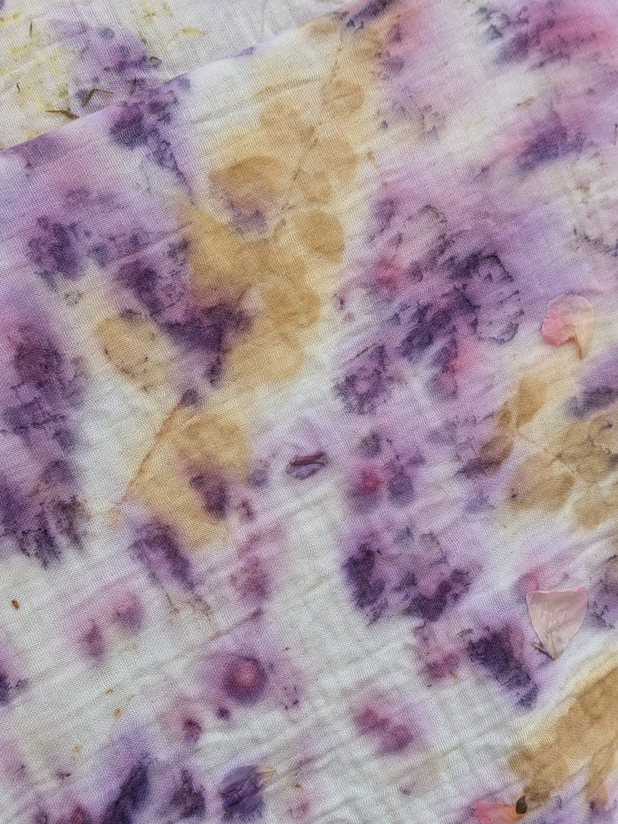 KalyaniMuktevi's tweet image. Dyeing muslin cloth with vegetable dyes is so much more than just a craft; it feels like we are wearing the colors of the earth! #rose #mehndi #turmeric #onionpeels