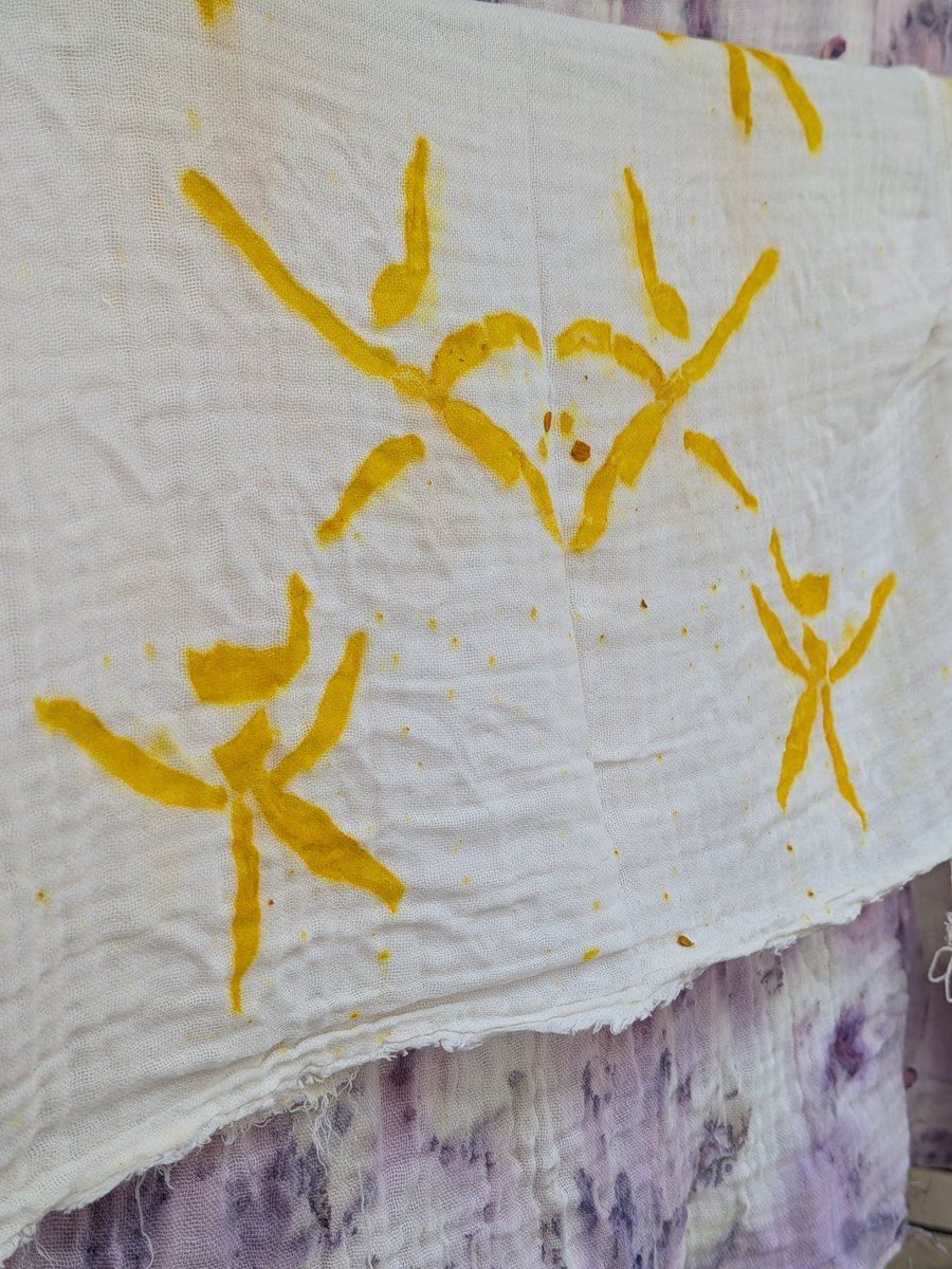 KalyaniMuktevi's tweet image. Dyeing muslin cloth with vegetable dyes is so much more than just a craft; it feels like we are wearing the colors of the earth! #rose #mehndi #turmeric #onionpeels