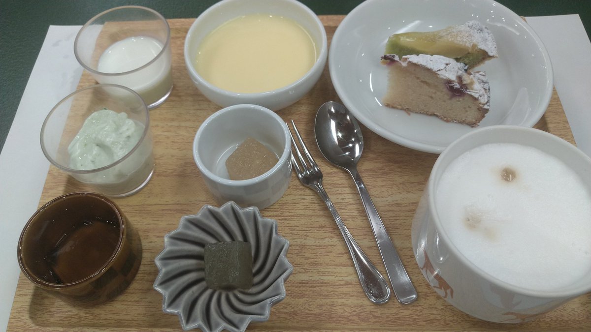 奥さまからプレゼントとカードを頂きました。

ご飯美味しかったね♪
ありったけデザート乗せてみた