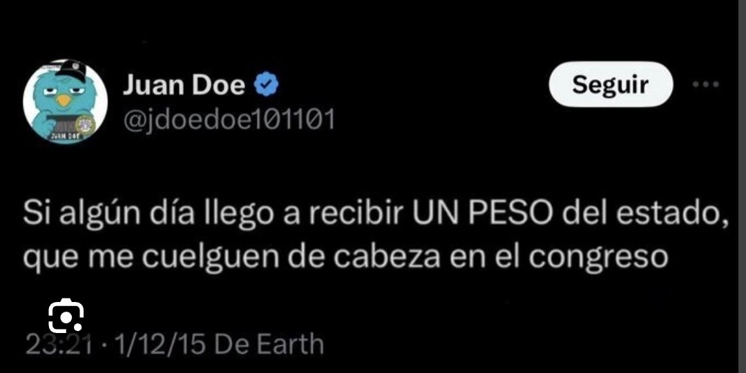 Y hoy, este de acá abajo, como Director General de Comunicación Digital de la Presidencia, a cargo de la Oficina de Respuesta Oficial, anda de parranda en Nueva York... que vergüenza todo