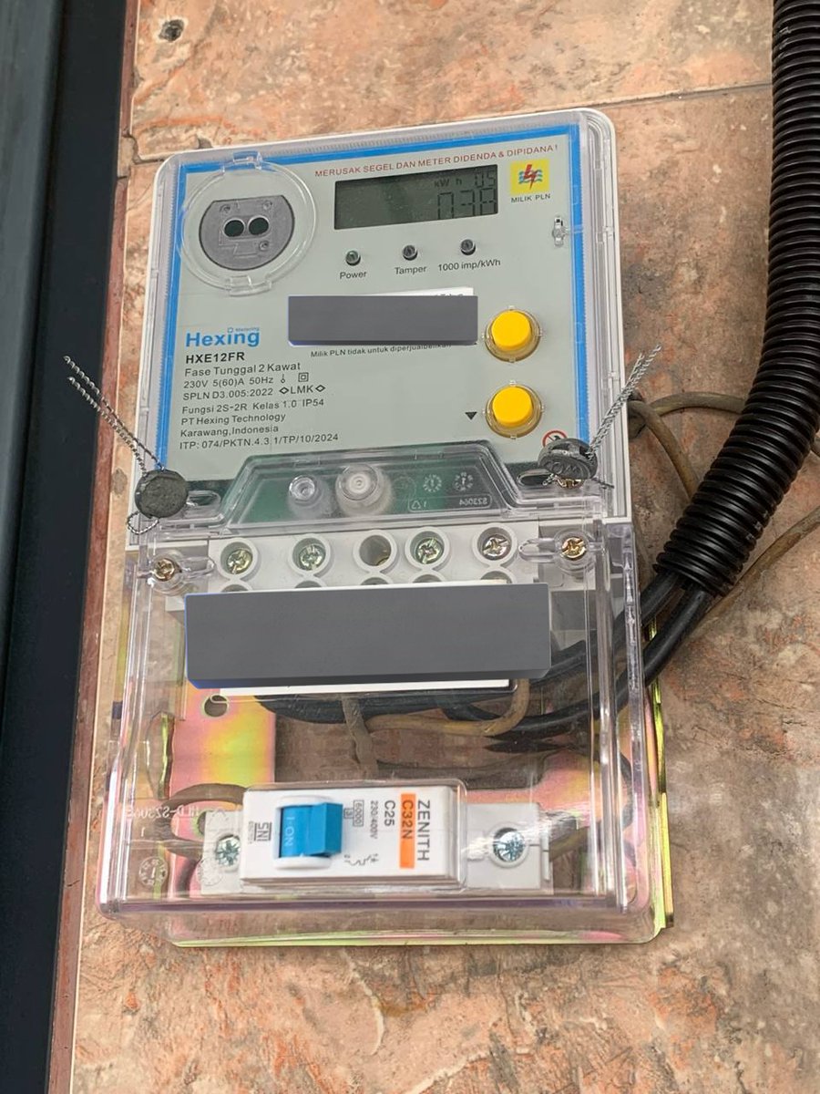 Meteran listrik lama di kantor (udah burem dan usianya di atas 25 taon), diganti yang baru sama kontraktor <a href="/pln_123/">PT PLN (Persero)</a>. ✨

Tapi dikasi MCB downgrade. 👀 Dulu dapet Schneider. Sekarang Zenith. 😭

Gongnya, sempet dimintain biaya MCB baru seharga Rp110.000. Padahal kami ga pernah