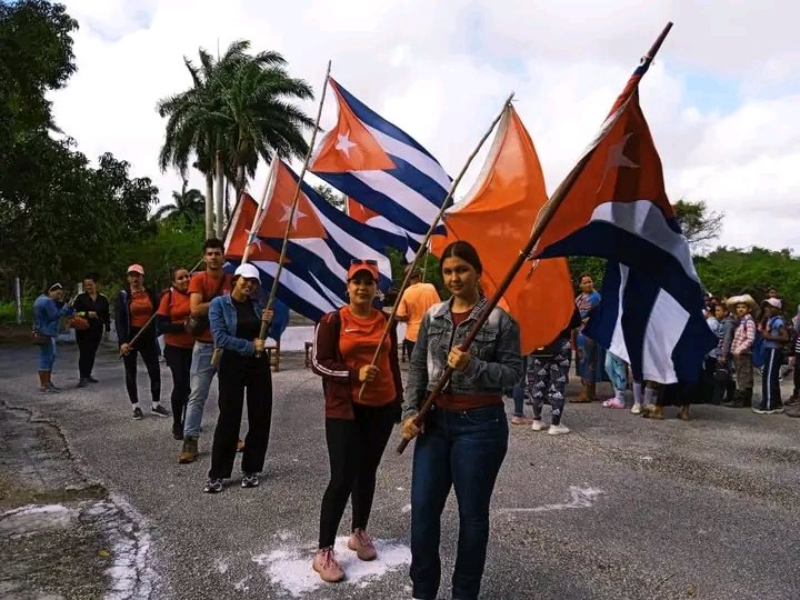 Jóvenes espirituanos recuerdan a Panchito Gómez Toro, por #CubaViveEnSuHistoria llegaron en una bicicletada los jóvenes hasta el monumento que perpetua su memoria.

#SanctiSpíritusEnMarcha 
#UJCdeCuba 
#100AñosConFidel 🇨🇺