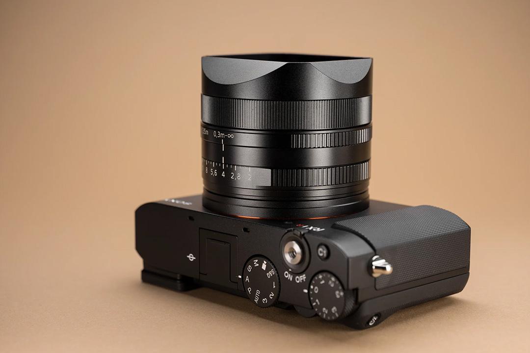 orientalhobbies's tweet photo. 次回2026年4月中旬入荷見込分
予約注文受付中

スクエアフード Sony RX1R III専用 角型フード

詳しくはオリエンタルホビーサイトにて
https://t.co/PmnShQP2tt

#squarehood　#レンズフード https://t.co/II7lzHacp9