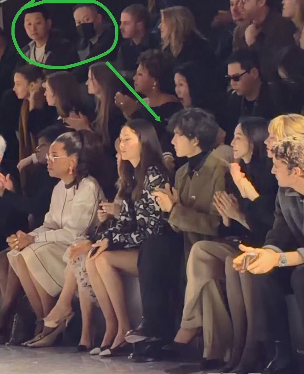 คือเป็นห่วงเกินอะ ใจเย็นนะ มีแต่ผู้หญิงไงพี่5555555 เออเริ่ดนะ ได้เปนการ์ดแถมได้นั่งชมแฟชั่นวีค แต่พี่ไม่ดู พี่จะดูนายน้อย!!!