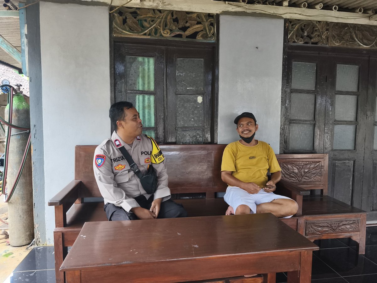 tri_zulf's tweet photo. Bhabinkamtibmas kel. Kalisegoro Polsek Gunungpati Aiptu Tri z melaksanakan sambang ketua RT 3 RW 2 guna berikan himbauan kamtibmas untuk antisipasi gangguan kamtibmas menjelang Hari Raya Idul Fitri. https://t.co/a5RkeCZJrf