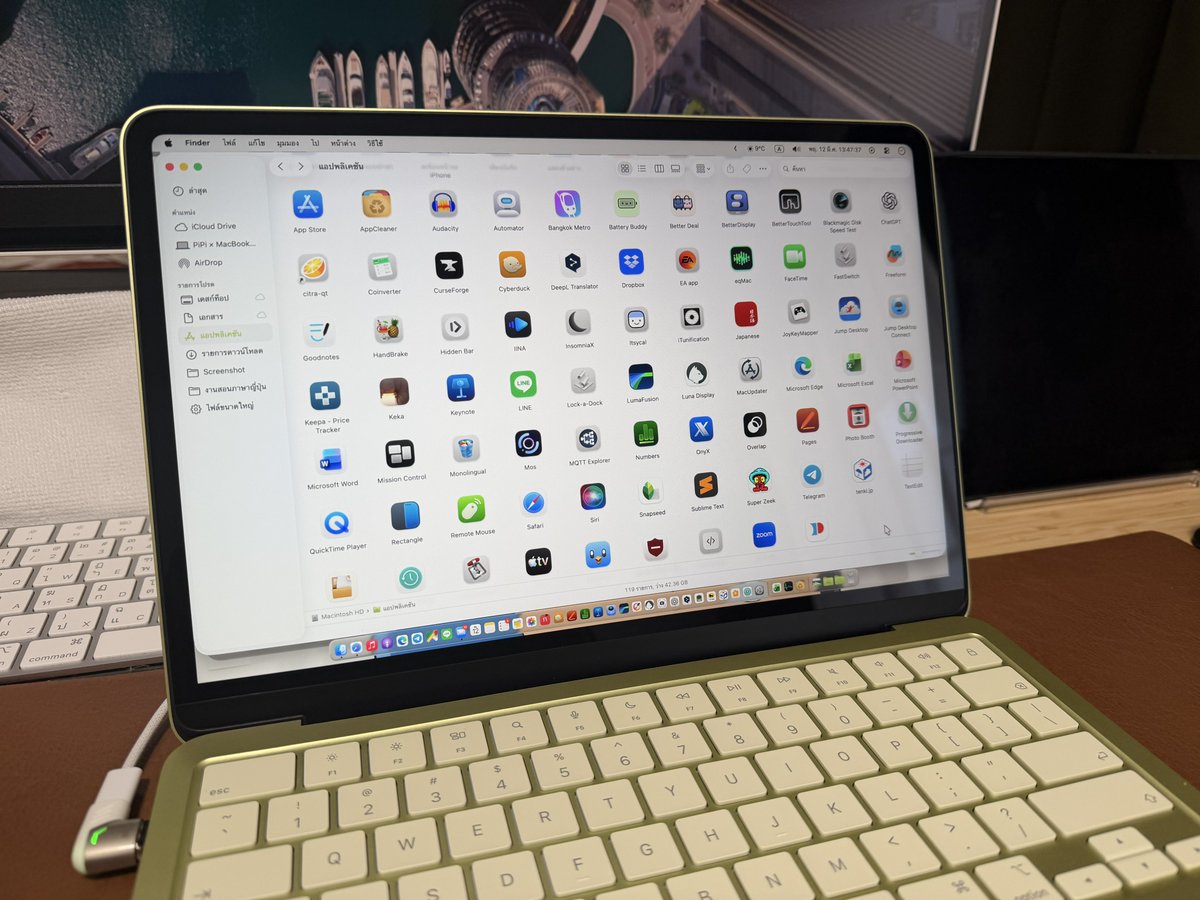 ใช้มาวันที่ 2 ละ MacBook Neo แก้ข้อมูลนิดนึง
จอปรับความสว่างอัตโนมัติได้ แต่ไม่เร็วเท่ารุ่นอื่นอะ ต้องห้องสว่างจ้าหรือมืดมาก ถึงปรับแสงจอให้

ลงแอปไปประมาณนี้ LINE 10GB เหลือที่ประมาณ 50GB

นอกนั้นแฮปปี้มาก คุ้มค่าตัว 16,000 บาทมาก น้องเป็นมากกว่าเครื่องดูหนังฟังเพลงพิมพ์งานไปละ