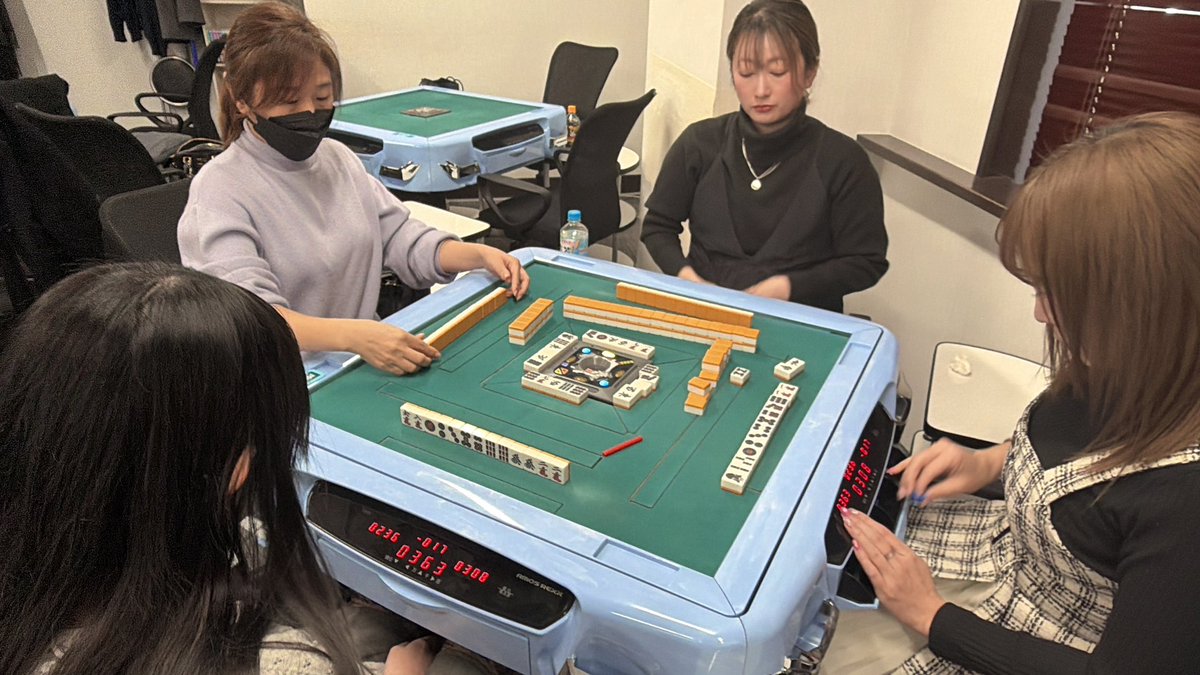 sankei_mahjong's tweet photo. 11組3回戦

10・20ツモか52が条件の酒寄がリーチ一気通貫を一発でアガリ

終局
西田256
川嶋363
酒寄398
朝倉▲17

酒寄の逆転トップでMay's Barが11組からの勝ち上がりを決めました。 https://t.co/B4jYa3hV4v