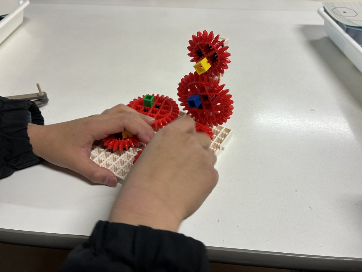 tscitech's tweet photo. 1月24日に洗足区民センターにて、からくりメリーゴーランドの工作教室を行いました。
からくりメリーゴーランドは、ある動きを別の動きに変える「からくり」の仕組みを応用した工作です。
様々なからくりを体験し、楽しく学びました！
ご参加いただいた皆様、ありがとうございました！ https://t.co/REMcY0WtAO