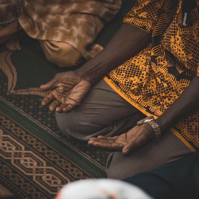 Allahumma innaka 'afuwwun, tuhibbul-'afwa, fa'fu 'anna

 O Allah, You are Most Forgiving, and You love forgiveness; so forgive us.