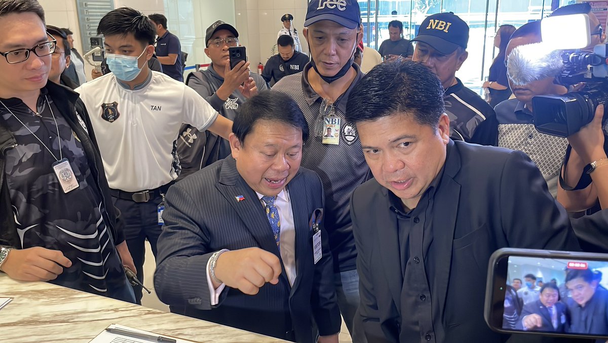cherrylight1's tweet photo. JUST IN: Dumating sa NBI ang 16 alleged ex-Marines kasama si Atty. Levi Baligod para harapin ang subpoena. 2 ang hindi nakadalo. Nasa NBI rin sina dating Cong.Michael Defensor at asawang si Julie, kasama ang kanilang abogado na si Atty. Ferdinand Topacio.
@smninews 
@dzar https://t.co/B2mONVcbpr