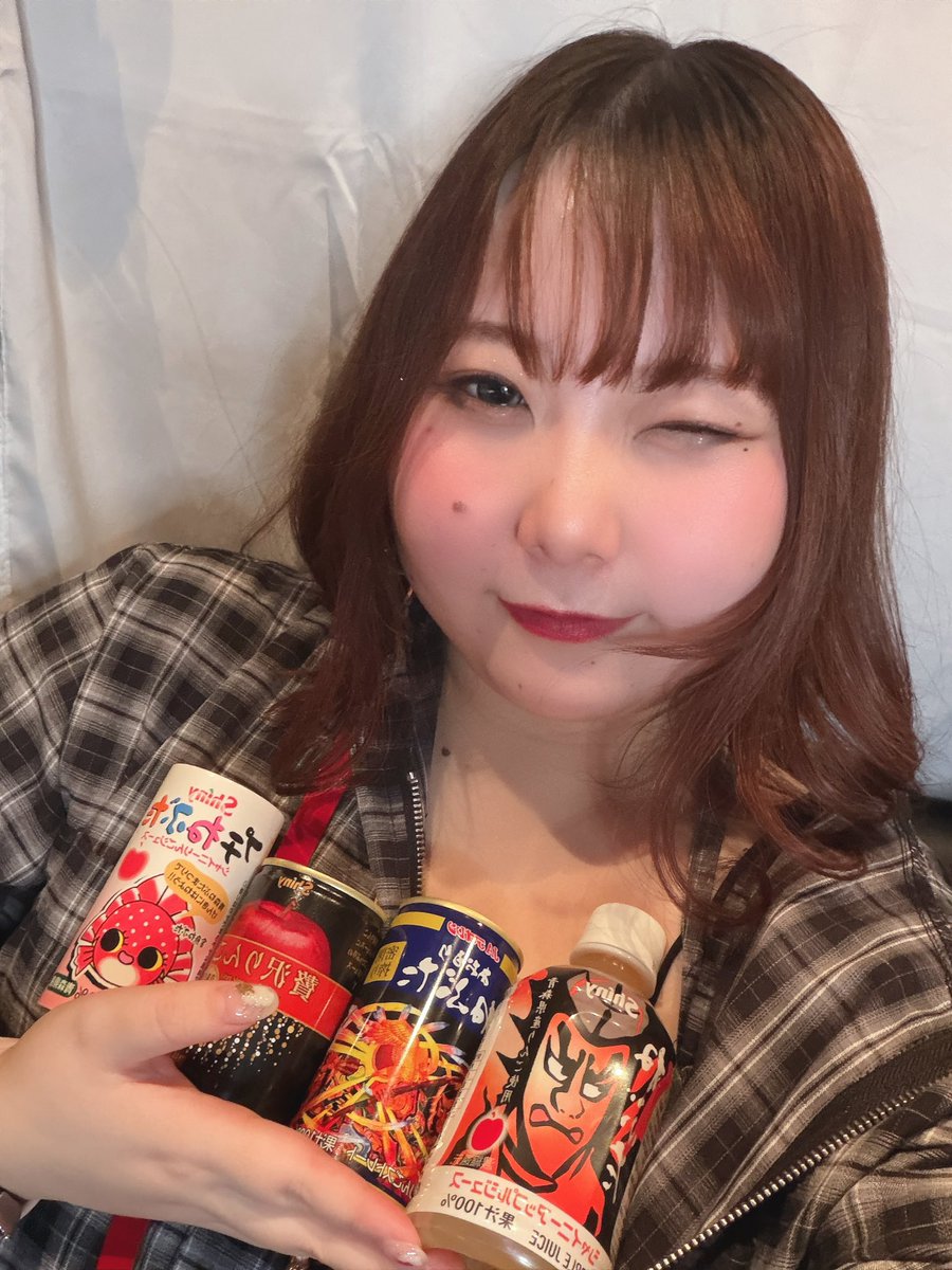 りんごジュースたくさんだ🍎
遠隔投げていただいた方おみやげ持ってきてくださった方ありがとうー！！
もっとりんごジュース飲みたい欲高まった(*´﹃｀*)
 #西川口 
 #はんぷてぃだんぷてぃ 
 #ぽっちゃり好き男子 
 #推し不在さんおいで 
 #ぽっちゃり