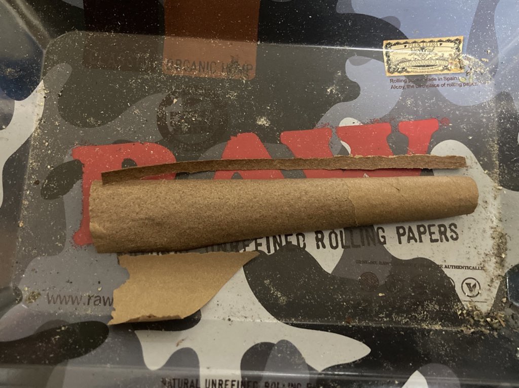 subkhalifa710's tweet photo. ｽｳｨｯｼｬｰまきまき講座

①先っちょ抜いて糊見つけて型付ける

②糊ちぎる。皮剥ぐ（口元は残しとく）

③思ったより強めで巻く🤌

④美味いﾌﾞﾗﾝﾂの完成～🕶

💐購入者にはｽｳｨｯｼｬｰおまけで付けてるから
練習してみてね✌️ https://t.co/h4GDRLzh7y