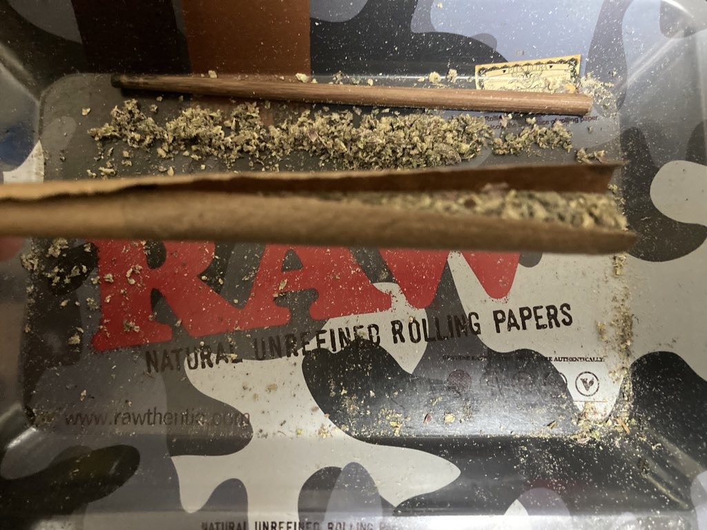subkhalifa710's tweet photo. ｽｳｨｯｼｬｰまきまき講座

①先っちょ抜いて糊見つけて型付ける

②糊ちぎる。皮剥ぐ（口元は残しとく）

③思ったより強めで巻く🤌

④美味いﾌﾞﾗﾝﾂの完成～🕶

💐購入者にはｽｳｨｯｼｬｰおまけで付けてるから
練習してみてね✌️ https://t.co/h4GDRLzh7y