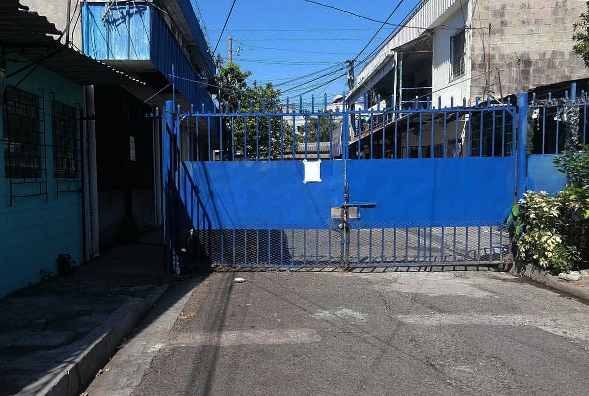 OscarMachon's tweet photo. #DenunciaCiudadana | Vecinos de colonia Las Arboledas 2 ,Soyapango, rechazan que el portón que por 35 años les ha brindado seguridad, sea retirado por la alcaldía de San Salvador Este.
Mediante aviso se le notificó a los habitantes que mañana desmantelaran estructura
@TuOndaClub https://t.co/Q1GNn6Jr8t