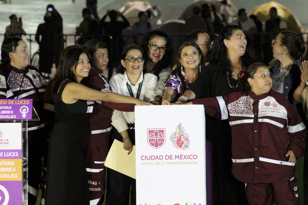 Ya_EsHora's tweet photo. La jefa de Gobierno de la Ciudad de México, @ClaraBrugadaM encabeza el encendido de luces por el Día de la Mujer en el Zócalo de la CDMX, acompañada de diputadas locales del Congreso CDMX. 📷💜
#ZócaloCDMX https://t.co/CwSt74Z8UH
