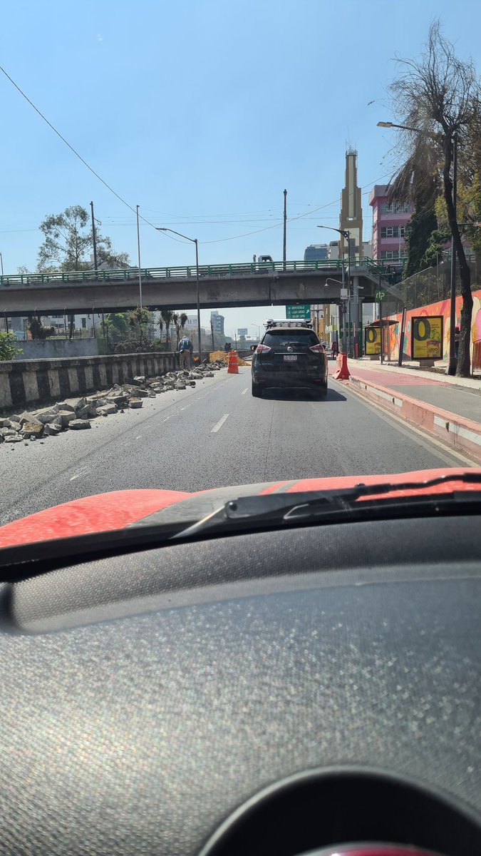 toplucs's tweet photo. Como una  vía rapida se convirtio en las más lentas de la CDMX, proyecto mál.planeado que en vez de lograr un ambiente más limpio propicia más contaminación y caos, y todo para que transiten motos @LaSEMOVI @CAMegalopolis @Claudiashein  arréglenlo por favor https://t.co/Ht2rcuNj8m