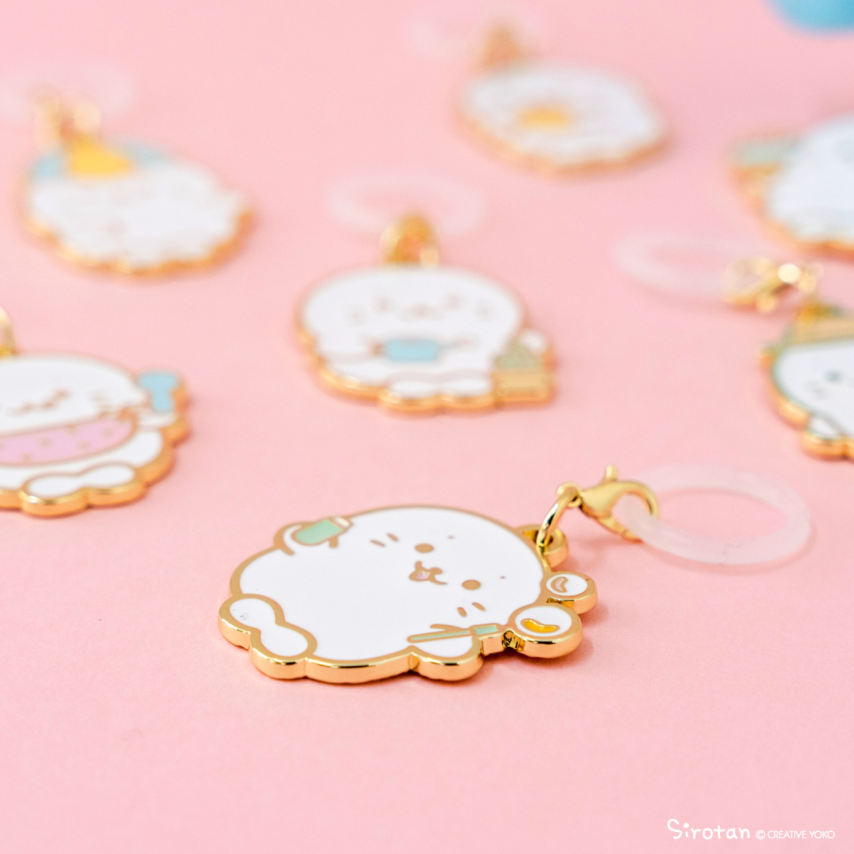 🌼お気に入りにつけちゃおう🌼

■しろたんめじるしチャームコレクション

キラリと輝くメタルチャームだよ︎✨
傘やペットボトルにつけてめじるしにしたり、
シリコンリングを外してバッグやポーチにつけたり使い方色々︎💕

シークレット入りの全8種!
どれが出るかはお楽しみ︎🌟 