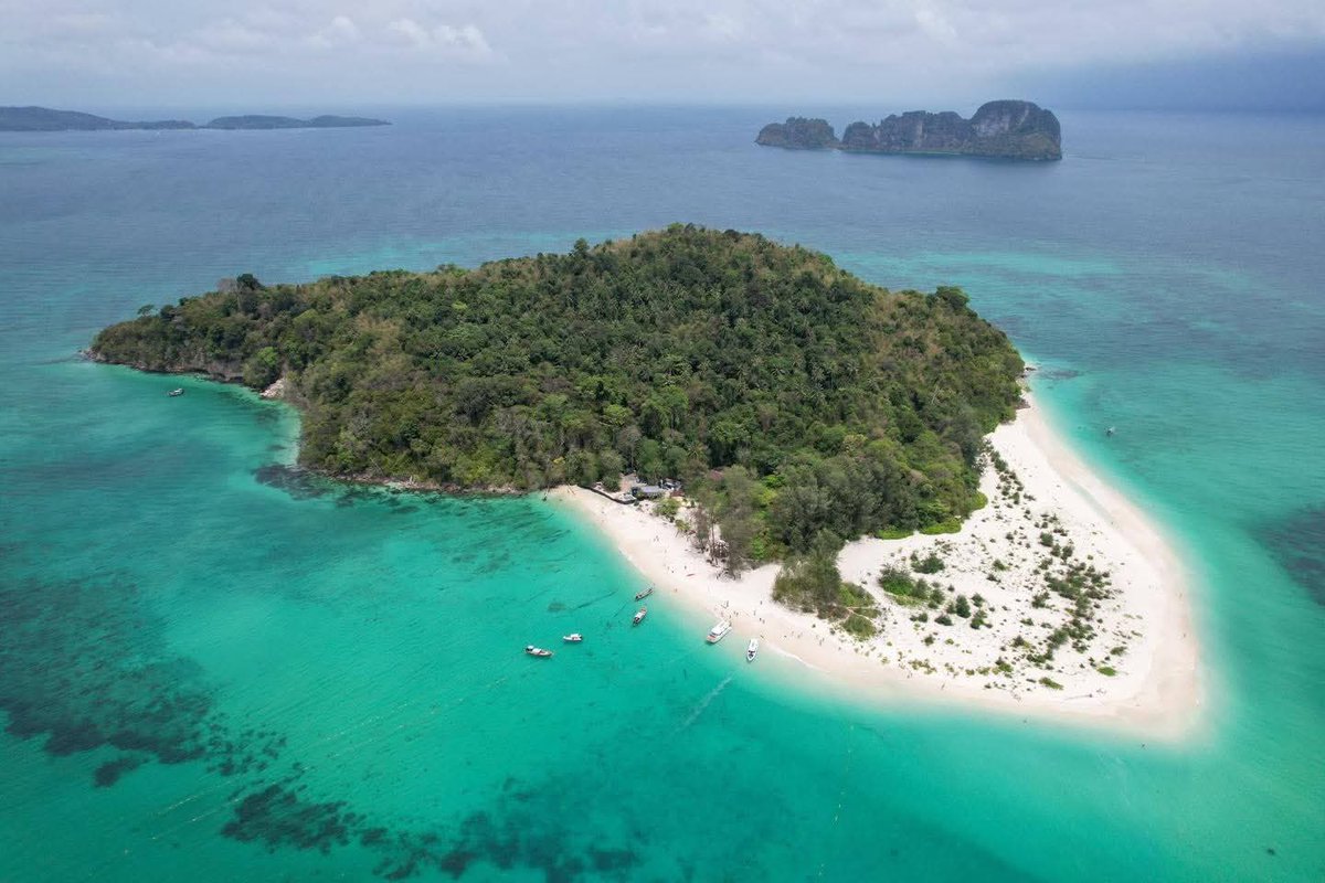 pr_prdnp's tweet photo. ความสวยระดับ Unseen ที่ "เกาะไม้ไผ่" จ.กระบี่ 🏝️ น้ำใสจนเห็นพื้นทราย บรรยากาศสงบเหมือนหลุดไปอยู่อีกโลก เตรียมชุดเก่งมาให้พร้อม แล้วมาปล่อยจอยกับเสียงคลื่นกัน 🐠�
​#กระบี่ #อุทยานแห่งชาติหาดนพรัตน์ธาราหมู่เกาะพีพี #เกาะไม้ไผ่ #เที่ยวไทย https://t.co/7SX702wEli