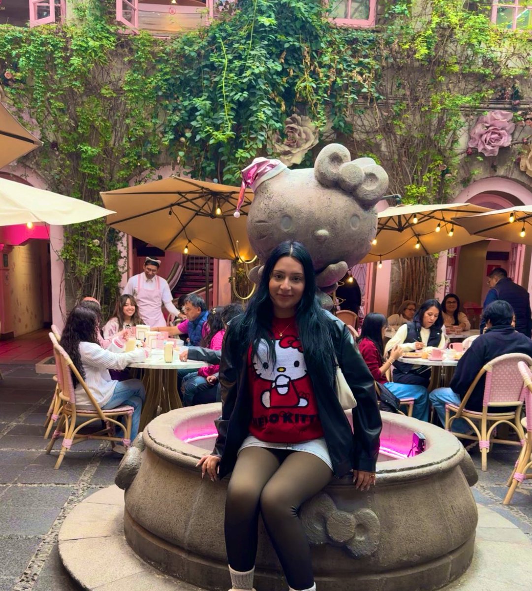 plvnet_kat's tweet photo. Mila took this picture 😂 I kinda like it kinda don’t buuuut I kinda miss Mexico 🫣 https://t.co/eakQA5E8Dj