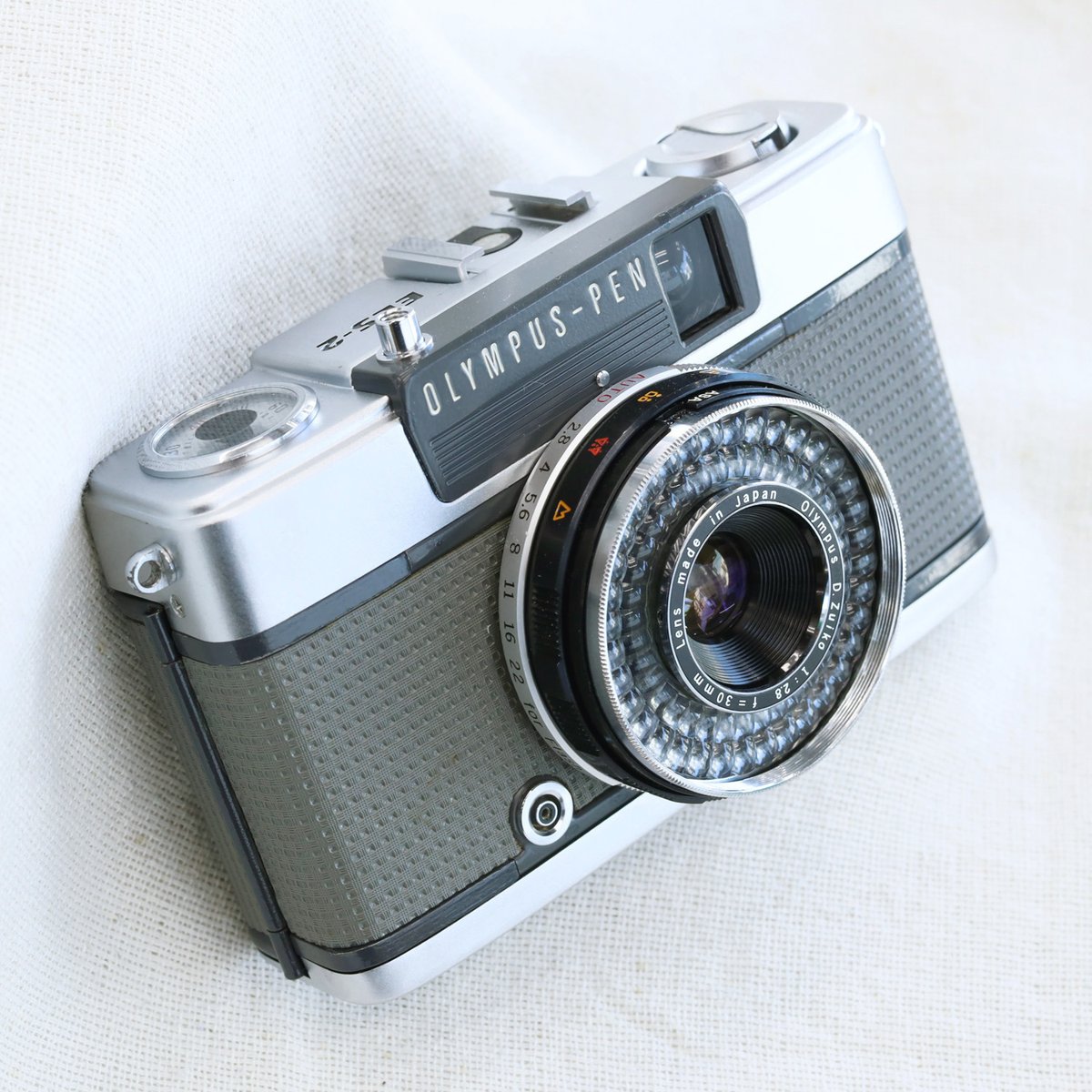 champcamera's tweet photo. OLYMPUS PEN EES-2(整備済み)¥25,000- by #青葉台 店
1968年に発売された「オリンパスペンEES-2」は露出は自動&ピントは目測の #ハーフサイズカメラ。
感度もISO400まで対応、カウンターも自動で戻ってくれます◎
こちら整備済み個体です(^O^)✨
#フィルムカメラ #PENEES2 #田園都市線
https://t.co/0fkxyBjWAX
