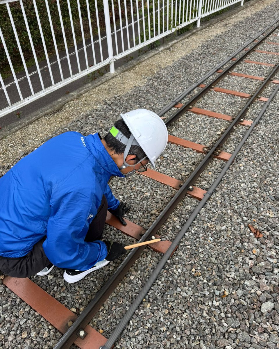 開園前の「トライトレイン」スタッフによる、ガチの出発前点検風景です。 👨‍🔧🔍……ですが、ここでもう一度確認。 この乗り物、「こぎません」。 🚲🚫サイクルセンターなのに、漕がなくていいのか？ いいんです。これが当園なりの「最高のセルフサービス」の多様性です。 💪✨
#こがんのかい#裏側公開