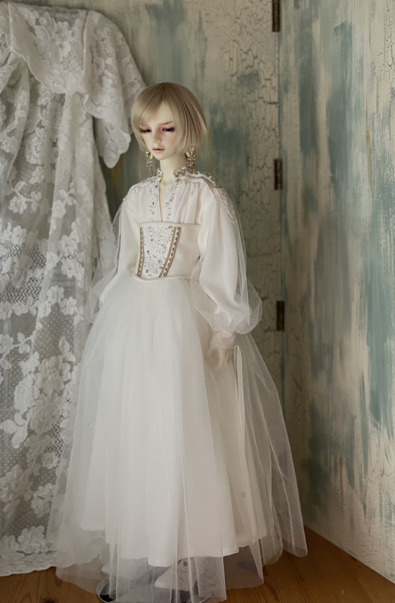 日曜日の夜になってしまいそうですが、17少年サイズのドレスセットの再販(受注)をします。
黒の方のコルセットは生地やレースを変える予定です。(ただいま作業中)
今回は黒を多めにご用意したいとおもってます。