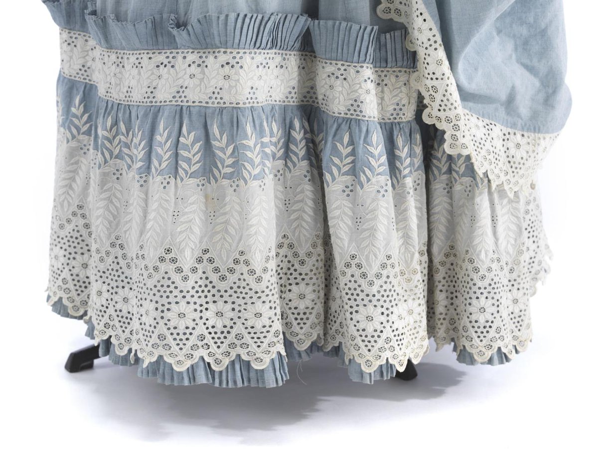 plummie9's tweet photo. Charming day dress, 1872

Cotton, broderie anglaise, silk satin

@PalaisGalliera 
#FashionHistory https://t.co/wbvSNAl3Hg