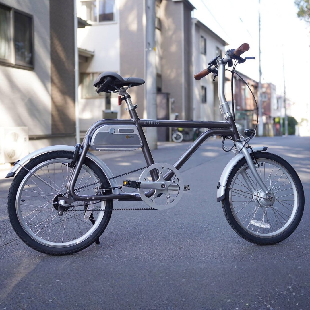 wimo_ebike's tweet photo. 街で見かけて
「いいな」と思う自転車は
だいたい色がいい。
グレーダイヤモンドは
落ち着いたメタリックグレー。
景色になじみながら
さりげなく目に残る。
派手ではないけれど
ちゃんと格好いい。
男女どちらにも似合う
都会的なカラー。
#COOZY #電動アシスト自転車 https://t.co/L457LWFBlj