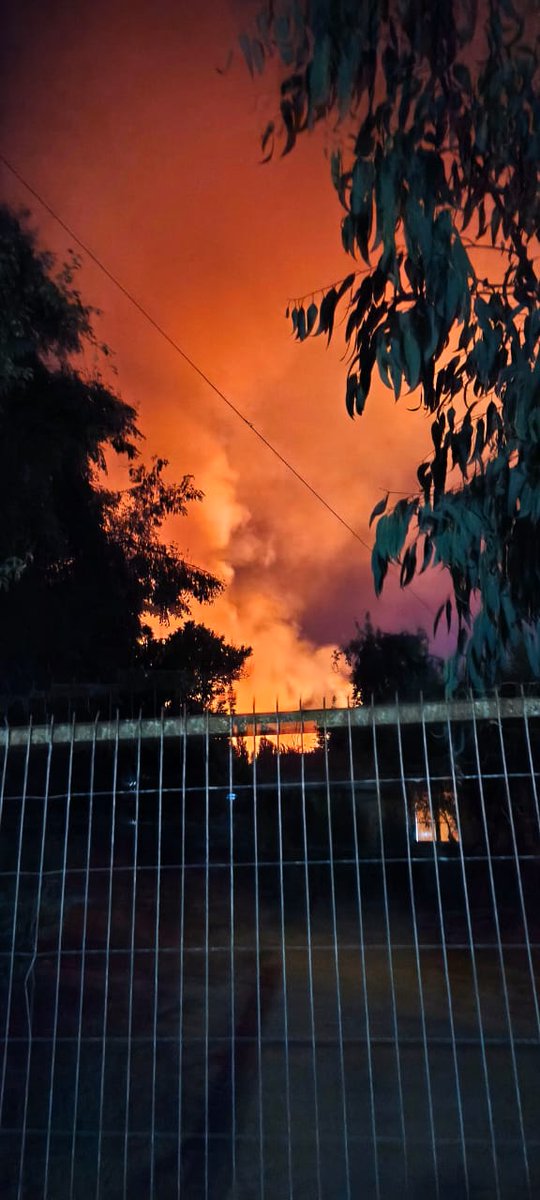 fdo2000's tweet photo. 🔴A esta hora Bomberos Paine trabaja en alarma de incendio forestal de gran magnitud en Sector Manzanito Huiticalan en la Localidad de Pintue por fuego de rápida propagación y peligro a maizales en apoyo 2 Brigadas de Conaf de Santiago y 1 de Villa Alemana @biobio https://t.co/PGBilEdNH1