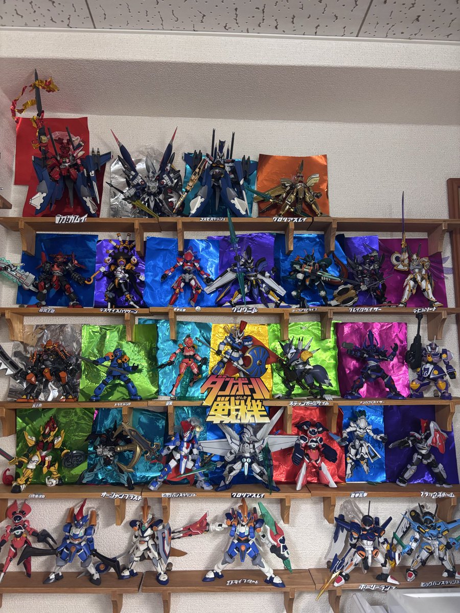 tsumestar03's tweet photo. ご覧ください。
ついに、LBX壁完成しました。

集めるの大変でした泣

当時から持ってるやつがΣオービス、イカロス系、オーディーン、エンペラー、エルシオンだけだったから、数年間集めてました。

#ダンボール戦機 https://t.co/R00rBRejRb