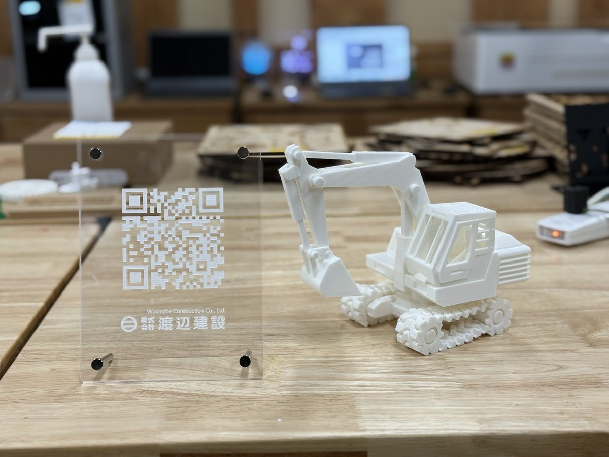 tunfuction's tweet photo. 誰かがつくったユンボと記念撮影
ユンボわたしも作ってみたい

@x_tech_lab_ima さんありがとうございました😊
またよろしくお願いします🙇‍♀️ https://t.co/XBzpW0lgx8