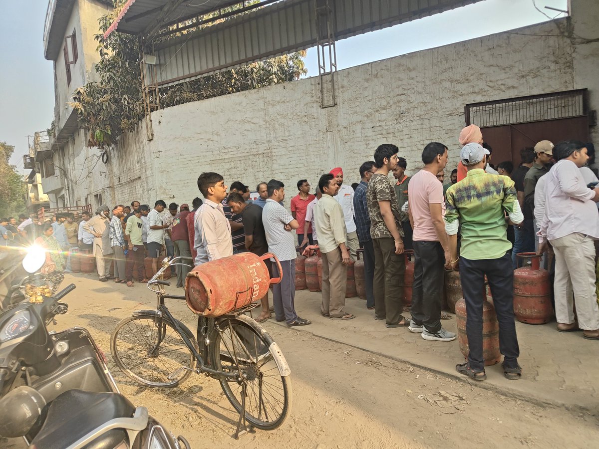 Robinsharma91's tweet photo. @IndianOilcl As per your post no need to stand in long queues. Then why are your deliveries not happening at home also local agencies are asking to come and stand in queue. Pic attached for your reference dated 12-03-2026 time 8.40 am https://t.co/BewivuhXpe