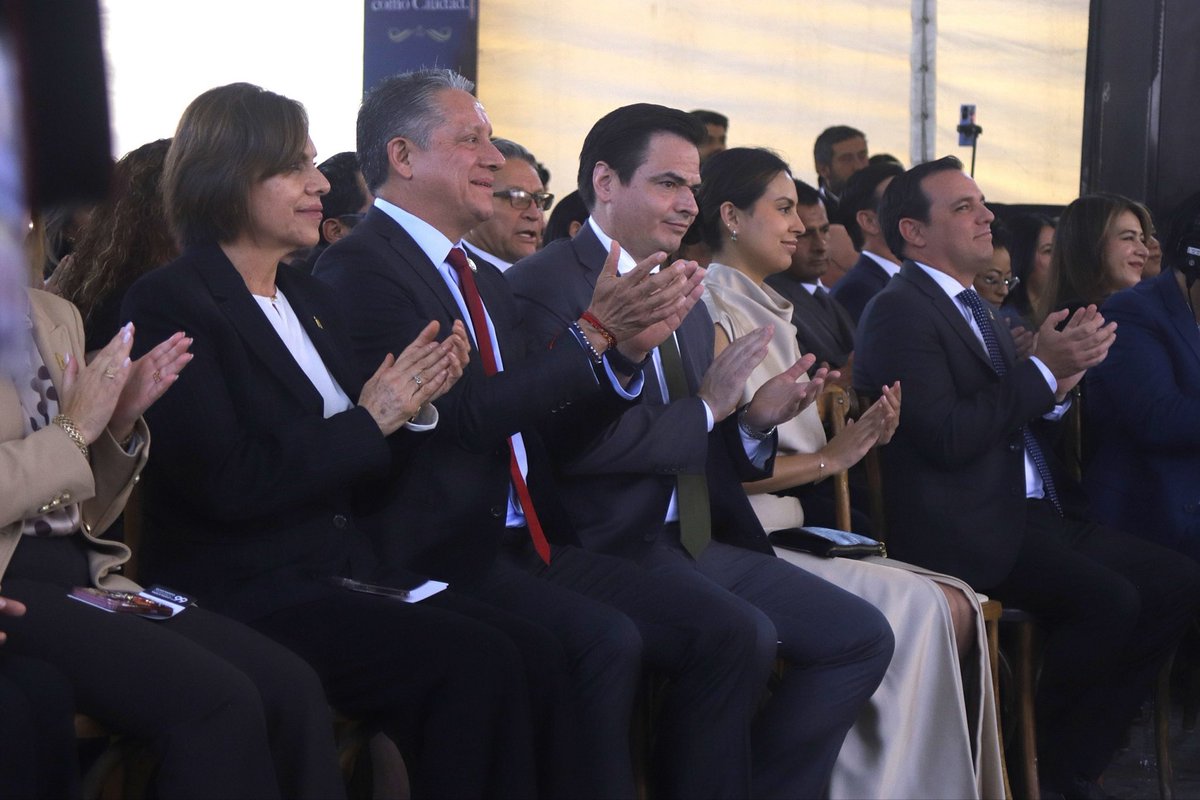 FGEGUANAJUATO's tweet photo. En un acto de profundo significado histórico para Guanajuato, el Fiscal General del Estado, Gerardo Vázquez Alatriste, participó en la sesión solemne conmemorativa por el Bicentenario de San Miguel de Allende como ciudad.

La Fiscalía General del Estado reconoce la historia, el legado y el valor cultural de San Miguel de Allende, una ciudad que, a lo largo de los siglos, ha forjado una identidad sólida que hoy es motivo de orgullo para las y los guanajuatenses.

Conmemoraciones como esta nos recuerdan la importancia de preservar nuestra historia y fortalecer las instituciones que trabajan todos los días por el bienestar y la justicia en nuestro estado.
