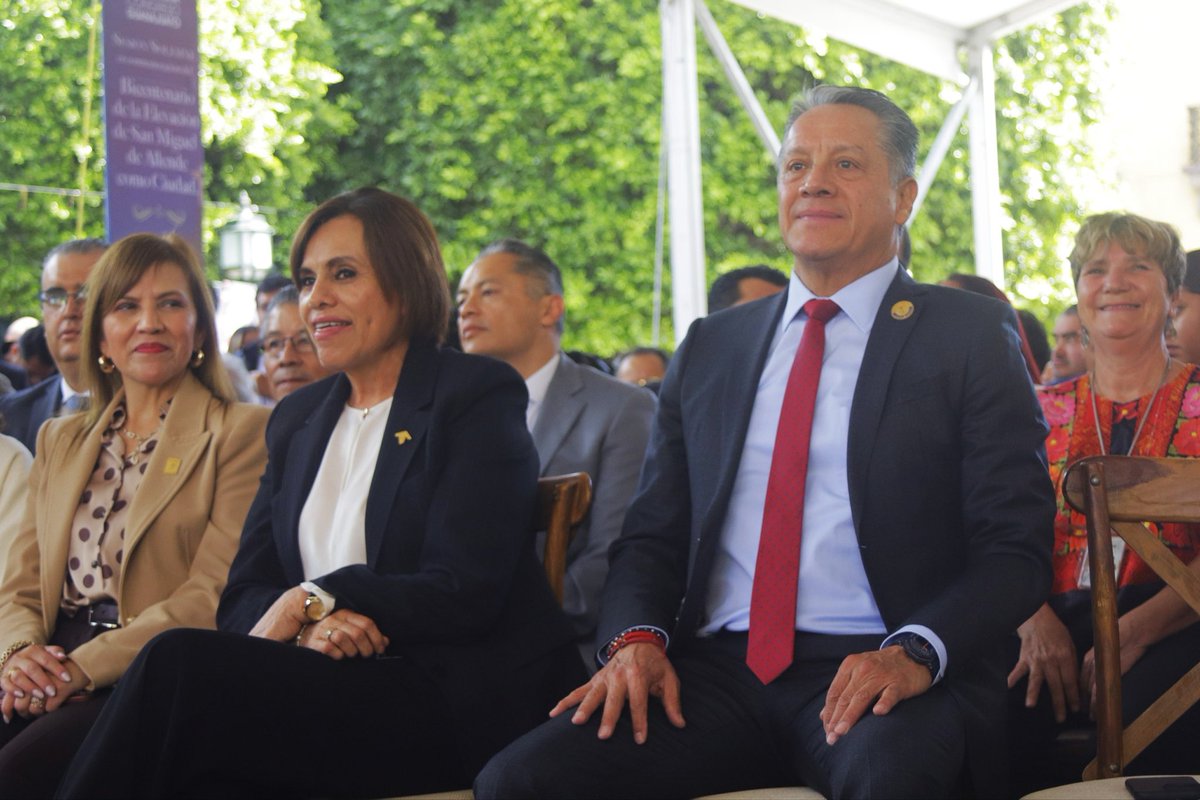 FGEGUANAJUATO's tweet photo. En un acto de profundo significado histórico para Guanajuato, el Fiscal General del Estado, Gerardo Vázquez Alatriste, participó en la sesión solemne conmemorativa por el Bicentenario de San Miguel de Allende como ciudad.

La Fiscalía General del Estado reconoce la historia, el legado y el valor cultural de San Miguel de Allende, una ciudad que, a lo largo de los siglos, ha forjado una identidad sólida que hoy es motivo de orgullo para las y los guanajuatenses.

Conmemoraciones como esta nos recuerdan la importancia de preservar nuestra historia y fortalecer las instituciones que trabajan todos los días por el bienestar y la justicia en nuestro estado.